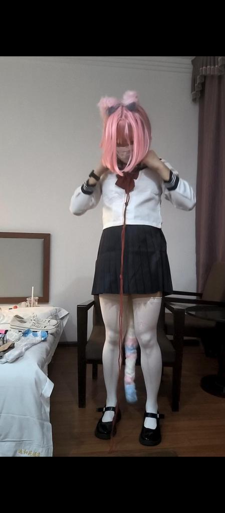 粉毛伪娘水手服jk 调教粉毛伪娘，穿上水手服jk和猫爪白丝小皮鞋，下面塞着遥控跳蛋，依旧是龟甲缚和可爱尾巴，嘴里塞着口球。先是椅子上的放置，接着是将双手吊在门上，郊狼开到了一百多，疼的受不了。