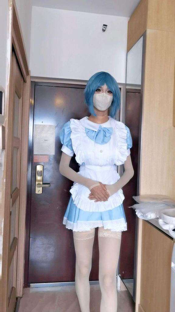 [HX]私下自我安慰的女仆被主人发现并调教。女仆装+调教+TK+捆绑+啤酒灌肠 【关于本作】<br>本次cos的是美树沙耶香（女仆装）！<br>本次视频分为四个部分。<br>第一部分：劳累一天的女仆回到家后，趁着主人不在，偷偷玩起来了震动棒。随着震动棒发力，女仆情不自禁扣动自己的下体，在高潮中晕了过去。<br>第二部分：不久，主人也回到了家中。看着床上爽晕过去的淫荡女仆，也忍不住玩弄她起来。主人先是脱掉了女仆的蓝色短靴，然后进行了耳光调教和皮鞭调教。尽管女仆疼得忍不住躲闪，但心里还是暗爽。<br>第三部分：主人命令女仆趴在了桌子上，并开始了蜜穴和后门调教。主人启动跳蛋后，先是剪开了内裤，然后依次进行了电动拉珠和玫瑰花肛塞的使用，期间还不忘玩弄了一下可爱女仆的美腿和玉足。<br>第四部分：最后，主人命令女仆趴在了窗台上，尽管女仆对于在窗台调教十分羞耻，生怕有人看过来，但是在主人强硬的命令下，还是跪下接受了灌肠。这次，主人玩了新花样，把啤酒灌了进去。女仆的后门火辣辣地疼着，却不敢出声。最后，在肠道的压力下，后门括约肌再也支撑不住，将啤酒喷射了出来，让半个窗台都被黄色的啤酒弥漫…<br><br>本工作室主打各种制服，角色扮演，cosplay<br>超级还原，服装逼真，道具精致<br>本期服装：魔法小圆- 美树沙耶香（女仆装）<br>鞋子：蓝色短靴<br><br>【关于定拍】<br>工作室是一个新成立的小作坊，拍摄作品从清水擦边到重口不一而足。最低300就可以订拍，同时也欢迎大家赞助服装！<br>最后有什么有趣的玩法剧情或者想让模特穿的衣服也可以联系我们。<br>【关于招聘】<br>长期招聘女绳模、女m，欢迎有兴趣的同好前来了解<br>【写在最后】<br>原味丝袜有需要的朋友也可以联系我们，联系方式统一加Q3866007283/1669633741<br>片名：私下自我安慰的女仆被主人发现并调教。