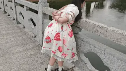 双马尾小萝莉雨天Lolita五花大绑脚镣公园TD调教押解 苏苏犯了错误，给苏苏捆好了五花大绑，戴上沉重的黑铁脚镣，将她游园一周，本身的束缚加上塞入的td更是让她寸步难行，刺激让她浑身颤抖，自己却无能为力将它拿掉，只能无助的挣扎来争取一丝慰藉，不一会儿便精疲力尽，无力的依靠在小桥上，妄想侥幸能挣脱束缚，天色渐暗，越来越大的雨滴和汗水夹杂在一起，逐渐沉入黑夜......<br>定拍/原味 qq3975334131，价格优惠，重口勿扰～