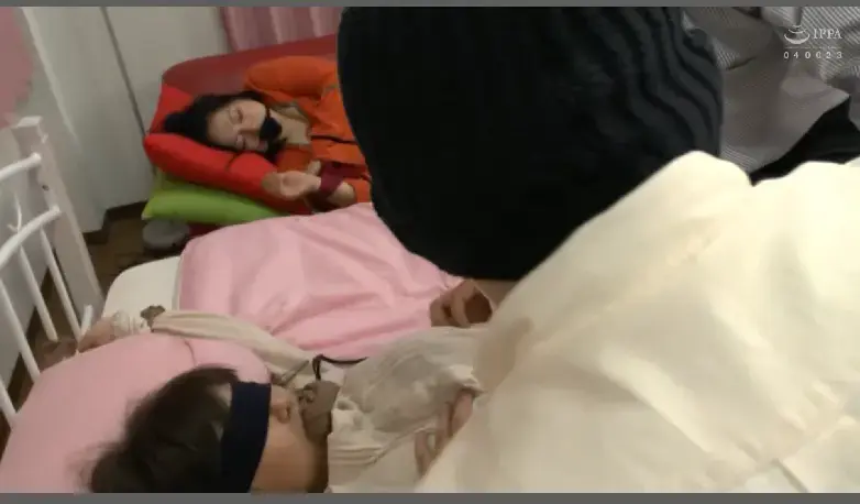 人妻残酷物語 悲鳴も涙も、鬼畜の[X_X]で塗り潰す。完全服従の刻は来た。 人妻们被男人们强制玩弄，丝袜拘束，丝袜堵嘴勒嘴，沉溺于屈辱和块感。无处逃避，沉入地狱的快乐。<br>番号：<span style='color:#b0b0b0;'>[隐藏文字，购买后可见]</span>