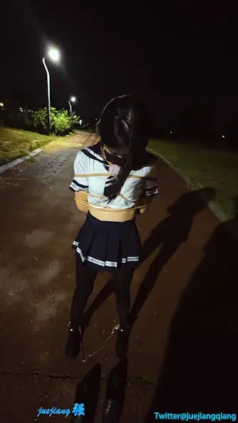 小琦口球脚链束缚夜出定拍 客户定拍 小琦口球 脚链束缚夜出  由于脚链的束缚 走不了太快  小琦一路上怀着忐忑不安的心情夜行··· <br>有需要的老板可以联系 有想看的服装道具什么的可以提建议 联系我了解更多花絮日常 喜欢的可以关注支持一下 出原味可定制 想要定拍.约现 联系请通过twitter-@juejiangqiang Q联系1846307298