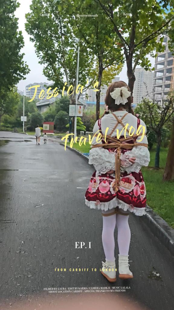Lolita白丝小新的公园+女厕户外露出放置调教：入体小玩具，偶遇路人最多的一次 视频中省略了捆绑过程，不拖沓，都是精华内容。这次给小新选择的场地是在市中心的一个苏式园林公园，平常这里很多婚纱摄影和散步的路人，虽然今天下雨了，但是人依旧特别多！很多次路人从小新对面走来，身穿洛丽塔和白丝，没有外套遮挡的小新被一览无余，股绳、入体玩具、大腿束缚、公开驷马、公开吊缚、公共厕所（女厕）放置…………对了，绳缚最后的绳结是死结，意味着小新只能走路到车上拿到剪刀才能把身上的日式胸缚tk和股绳解开，而且出发前小新没有带外套！！所以即使碰到路人绳子也没法解开，也没有任何能够遮挡的衣服，没有任何退路！全程开启了振动的入体小玩具，中途被很多人视奸，太过羞耻……吊缚的时候被路人围观……驷马的时候被远处的行人看到……公厕吊缚放置时差点被小姐姐发现……