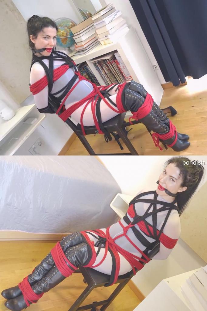 PAULAS STEP-SISTER LEA GETS BALLGAGGED BY MIRA WINCHESTER 片名已然说明了一切：宝拉的继妹莉娅被米拉·温彻斯特夫人塞住嘴，而你坐在第一排，可以欣赏到这一切。塞口球的刺激和莉娅在捆绑中挣扎的场景。莉娅穿着漂亮的连体袜和过膝长靴，被近百米长的绳子绑着！米拉戴着皮手套，穿着黑色连体袜、紧身胸衣和布法罗的过膝长靴。The title says it all: Paulas step-sister Lea gets ballgagged by Mistress Mira Winchester and you are sitting in the first row and can enjoy it all. The instering of the gag and Leas nice strugglings in her bonds. Lea is wearing a nice bodystocking and overkneeboots and she is tied up with almost 100 Mters of rope! Mira is wearing leathergloves, a black bodystocking, a tight corset and overkneeboots from Buffalo.