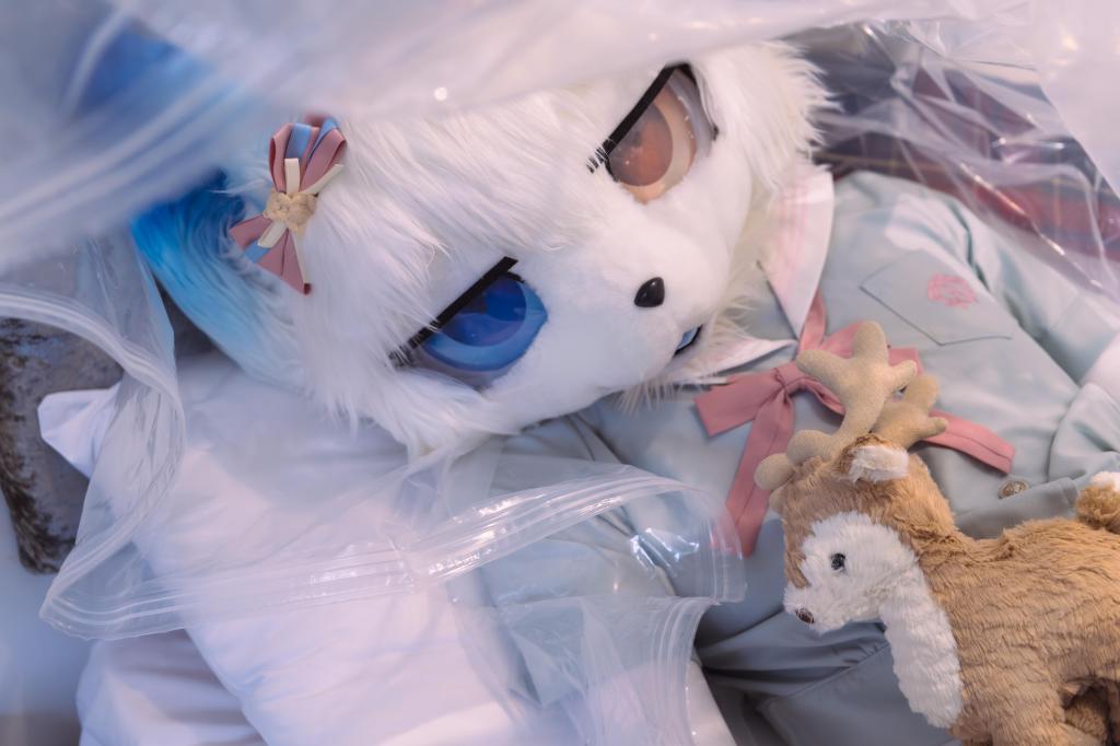 兽装小姐姐极限真空袋[X_X]+小玩具刺激，失去意识差点没了 是雪狐本狐不是高仿！狐狐被装进真空袋里连续真空了3次，最后一次狐狐被真空了5分钟，[X_X]失去意识了朋友还没发现……又过了2分钟才打开袋子，等了很久狐狐醒来后全身都很难受，缓了2天才好呜呜呜<br>以后是不敢再玩真空袋了，如果大家有其他想看的可以在评论里说说或者私信狐狐