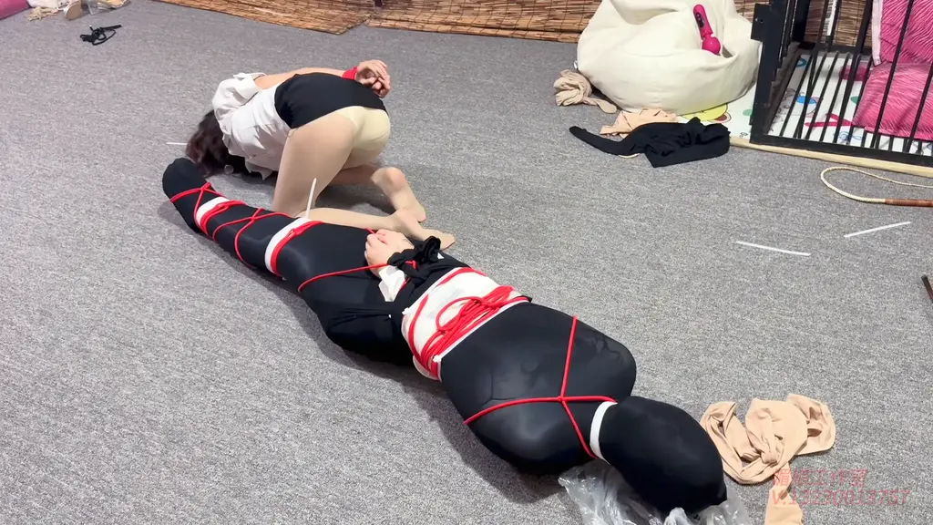 媚娘工作室-被折磨致死的女同事3（上部为2） 媚娘工作室<br>V:13230013757<br>线x体验 私人定拍 线下陪玩 全国上课<br>女主和男主将再度昏厥的同事转移到楼上，二人用丝袜，上下个两层吧女同事全包成蚕蛹，并用绷带在眼睛，脖子，腰部和膝关节缠绕加固，然后是红绳继续捆绑，最外层扎紧固；一切都快做好时女同事才渐渐苏醒，被折磨囚禁两天，她早已没了当初的锐气，眼前漆黑一片，四肢不能动弹，她呜呜着蠕动身体；男女主二人鞭打玩弄她，女主狠狠的将脚踩在她的凶部，不断用丝袜，塑料袋z息她，女同事的挣扎在二人看来只是无用功，给两人的玩乐增添趣味罢了，zd棒反复刺激，上面是z息，女同事又被折腾的奄奄一息，男主将塑料袋系在女生脖子上就先行离开了，看着躺在地上毫无招架之力的同事，女主心生恶念，抓起丝袜狠狠地捂在了头上口鼻上，“去死吧”谁知话音刚落，背后出现一人直接将她放倒双手反绑在背后，接下来又会发生什么事呢？