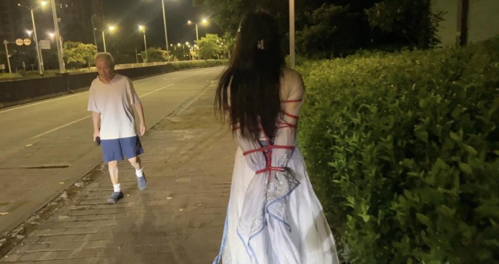 桃花岛原创之户外捆绑第二弹（桃花汉服被缚露出之仙女沦为路人观赏的剑婢！） 穿着仙女汉服裙的桃花竟也会沦为路人观赏的剑婢！看着上一期花花的露出，被各种人围观，桃花心里也种下了捆绑露出的想法，这不，这就来了，刚开始桃花还在打量周围，随后遍被红绳子捆绑起来了，一路上押解看路人的表情，看着路人惊讶的表情和眼神，桃花心里竟非常舒服，真是一个烧烧的小m呢，既然如此那就把裙子掀起来，让路人好好看看你这个烧货，被捆绑的桃花没有选择反抗，反而配合了起来，从现在起我就是您的奴婢，奴婢这就跪下让主人您玩弄….随后遇到两个男人貌似在找东西，桃花瞬间害怕了不敢过去，但是主人要求，桃花只能硬着头皮继续走下去，两个男人也是很诧异..随后还有路边捆绑捆绑打车回家的剧情，快来解锁观看叭…欢迎评论私信点评，也可以提想拍摄的范围方向，好的都会采纳拍摄的，您的想法就是桃花努力的方向。另外定拍可以➕q<span style='color:#b0b0b0;'>[隐藏文字，购买后可见]</span> 3864743700[