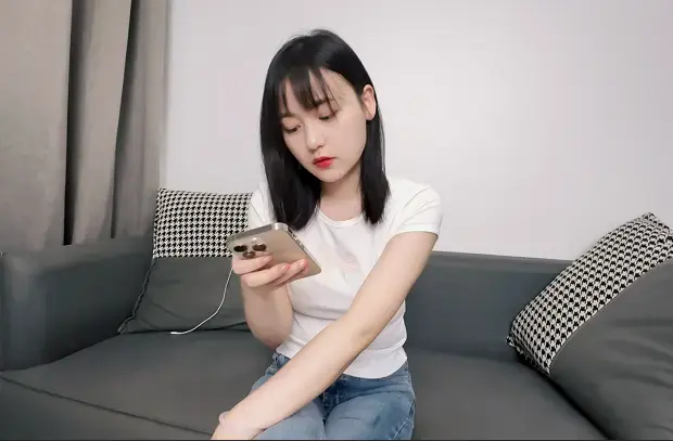 【定拍】危险来敲门 剧情团伙入室绑架抢劫：女孩喜欢网购，所以经常有快递送上门，但是有一天女孩遇上了一个心怀不轨的男快递员，他在给女孩送快递的过程中发现女孩的家里到处都是快递盒，所以感觉女孩应该生活很富裕，所以心生邪念想要抢劫女孩家里的钱财，于是便回家制定了抢劫计划，给朋友打了电话并购买了作案工具：一把刀、白色线手套和一卷黄色封箱胶带。<br>隔天他叫上同伙再次来到女孩的家门前戴上了手套假借送快递的名义骗女孩打开了门，女孩打开门以后就被两个歹徒捂嘴挟持到客厅沙发上，并且其中一个迅速拿出准备好的胶带将女孩的手和脚都捆住，把嘴封上就去房间翻找钱财。然后一个歹徒示意另一个歹徒看好女孩，就去房间翻找财物了，结果看守女孩的歹徒没一会儿就睡着了，可能是捆得不严实女孩不一会儿就挣脱了捆绑的胶带，并且朝门外跑去。没想到她的这一举动惊动了屋里翻找财物歹徒，他从背后一把捂住女孩的嘴将她挟持回来，这时看守女孩的歹徒也被惊醒了，他然后找来一把椅子，将女孩牢牢用胶带一圈圈的捆绑在椅子上，手脚也被用胶带牢牢缠绕。捆好女孩后歹徒便询问女孩的支付宝和微信的支付密码，她不断说自己没有钱，并且求歹徒放过她。歹徒一听女孩死活都没有要转钱的意思，就想着处罚一下她，便脱下了自己的袜子塞进了她的嘴里，并且用黄色封箱胶带缠绕住她的嘴，然后他们又找到女孩的丝袜将女孩的头套住，又再次用胶带将女孩的眼睛眼睛和头部牢牢缠住，就又回屋翻找钱财去了，找到钱以后，两个歹徒觉得女孩秀色可餐就想劫色，然后两个人就不断的抚摸女孩的胸和大腿，最后女孩被两个歹徒轮X了，最后两个歹徒还是不放心，觉得不能让女孩活着，便又拿来胶带将女孩的嘴和鼻子缠绕封住，最后女孩被两个歹徒用胶带闷死了……<br>感谢定拍的老哥公开发布  定拍合作请联系QQ2838269780 网盘解压密码bill