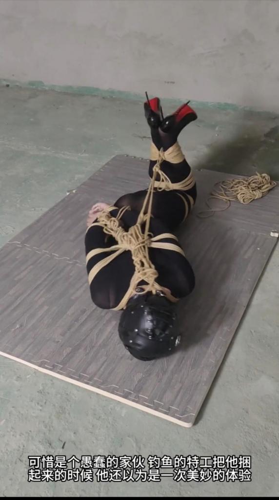 肉货伪娘被捆绑成“礼物”送给中东皇室 （剧情纯属虚构）伪娘“叶晓菲”热衷于在网上找到各种捆绑同好，四处体验捆绑、调教的乐趣。<br>这天叶晓菲却遇到一个十分“大方”的土豪同好，在叶晓菲发了女装照后就被热情的邀请去约绑。<br>殊不知接下来叶晓菲将遭遇“噩梦”般的遭遇<br>见到同好后发现是一个，强壮的中东帅哥，虽然有些意外，但是两人交流依然非常愉快。<br>随后便开始捆绑，叶晓菲手脚被牢牢绑住，嘴里也被塞进口球，头也被完全蒙住。<br>叶晓菲虽然被绑过无数次，但是明显感觉到，这人是个捆绑高手，无论怎么挣扎，竟然一点也挣脱不了。<br>同时叶晓菲也感觉到不对。虽然被蒙住眼睛，但是他感觉到又出现了好几个人，并且用阿拉伯语语言交流。<br>叶晓菲逐渐有点害怕，拼命挣扎，并做出事先设定的安全手势，但是依然无人反应。<br>随后他感觉被装进了汽车的后备箱里，先是听到汽笛声，像是被带到码头，<br>之后感觉被带到微微摇晃地方，他似乎被带到船上。<br>叶晓菲的此时此景，并联想到网上流传的中东皇室的变态爱好，一股巨大的恐惧袭上心头，然后他又听到另外一阵阿拉伯语交流，视频的故事就是从这里开始的。。。。。。。