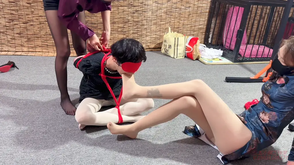三五小脚工作室-线[X_X]验（2）-空中吊起榨汁【完】 三五小脚工作室<br>V：19031105377<br>线下T验 线下陪玩 私人定制 全国上课<br>粉丝第一次线下t验，有一定的柔韧性，想要被羞耻调教，驷马，坐缚，丝袜绑直臂，后入震动G塞，双腿折腿吊起。原味丝袜，原味内内，堵嘴深喉，重度丝袜控，榨汁。最后被吊着榨汁，直接喷射而出，面前放镜子，看自己的羞耻样子。在结尾处有化妆小彩蛋。