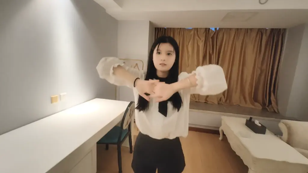 【卡斯】教训女总裁 女总裁经常欺负员工，员工敢怒不敢言，为了报复女总裁，员工抓住女总裁出差的机会，偷偷潜入女总裁住的酒店房间，假扮劫匪，策划一场绑架，狠狠的鞭策女总裁，员工究竟会如何折磨女总裁呢？<br>原味衣服道具售卖 定拍合作请联系QQ1474223696