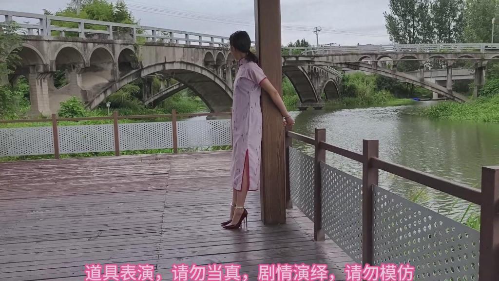 兰兰旗袍，12厘米高跟，脱鞋，手拷脚镣，古桥河边游玩，拷亭子柱子上 束心魔术道具工作室，兰兰旗袍，12厘米高跟，脱鞋，手拷脚镣，古桥河边游玩，拷亭子柱子上，唯美风格，本工作室摄影技术和剧情拍摄相对一般，无法和专业的摄影师相比，购买本工作室视频请知悉本工作室拍摄的视频短剧内容也许并不专业，本工作室各种古代道具断头台，古装捆绑剧情游戏，金属，木质道具，枷锁，金属站立枷，魔术木笼囚笼拘束架道具审xun椅，各种拷镣等魔术笼子等道具，本工作室秉持，绿色，健康，唯美，解压，为原则，可以体验定拍.            妖狐吧定拍 ，女生加入本工作室  （本工作室只收女生，只收女生，只收女生，很多男生cd问收不收的，我将不再回复！）         qq：3329311459              骗子勿扰，事多者勿扰！！！