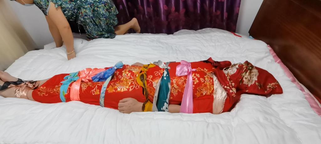 5层棉被包裹放置 奴被5层厚厚的棉被包裹后放置.....一直到女主回来才被释放....憋闷惨了....