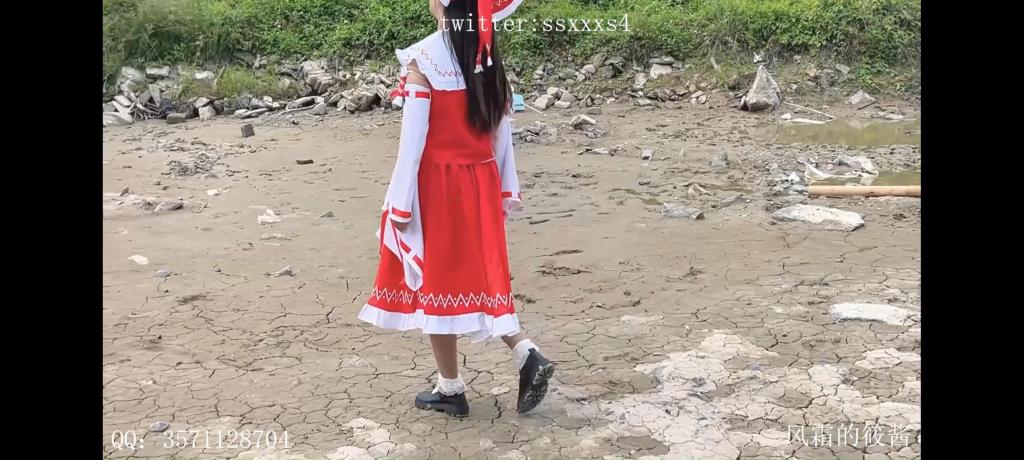 灵梦浅踩泥 非常普通的一次浅踩泥，深度只到脚踝