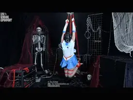 【莉雅原创】监禁美少女战士		cosplay/紧缚/强膏/棒子/蛋蛋/肉丝/[X_X]/踮脚/头套/DID     定制/约玩/应聘S/应聘模特请联系：liya-bondage@outlook.com 编号：liya-147<br>水野亚美：莉雅<br>内容简介：<br>cosplay/紧缚/强膏/棒子/蛋蛋/肉丝/[X_X]/踮脚/头套/DID<br>剧情简介：<br>part1：<br>水野亚美被紧缚踮脚绑在监牢中，不停地摩擦敏感的地方，随着身体地扭动，一阵阵的酥麻地感觉传来，好不容易勉强适应，又被人拿着各种玩具刺激，让刚刚适应的美少女再次娇喘不断，一直被玩弄地气喘吁吁才放过了她<br>part2：<br>再次清醒过来，水野亚美的手和腰部都被吊起，迎来了又一次的折磨，这次的姿势十分痛苦，股绳勒入了肉中，娇喘声被头套封闭，只有一个小小的口能看到口水不断淌出，几近失神<br>part3：<br>最终水野亚美的四肢都被绳子吊起，努力地在空中动弹但无法挣脱，在空中的身体只能成为匪徒的玩具，玩腻之后又被放在地上，四肢绑住，肆意地在水野亚美身上的敏感部位揉虐，最终扔下被玩坏的美少女扔在监牢中····<br><br><br><br>视频尺寸：3840*2160<br>视频大小：1610M<br>视频时间：00:37:20<br>百度云使用说明：<br>1、复制链接<br>2、打开手机百度云<br>3、将百度云弹出的文件保存在自己的网盘<br>4、下载压缩包<br>5、关闭百度云打开解压缩全能王(请苹果手机用户自行百度选择软件)<br>6、解压缩<br>7、检查解压后的文件后缀名是否为MP4，不是则改为MP4<br>解压密码：liya<br><br><br>如有定拍或其他需要请联系工作室2490757042<br><br>众筹链接：<br>莉雅：【紧缚挑战】【随机任务】【随机惩罚】<br>https://www.yaohubababa.com/user_script_detail.php?article_id=931&user_script_id=547<br>莉雅：【紧缚实验】【紧缚挑战】<br>https://www.yaohubaba.com/user_script_detail.php?article_id=869&user_script_id=496<br>莉雅：【众筹】【COSPLAY】剧情、角色征集<br>https://www.yaohubaba.com/user_script_detail.php?article_id=742&user_script_id=388<br>莉雅：【舰娘】【监禁】【吊缚】【cosplay】<br>https://www.yaohubaba.com/user_script_detail.php?article_id=764&user_script_id=405<br><br>更多好看的视频请戳我   