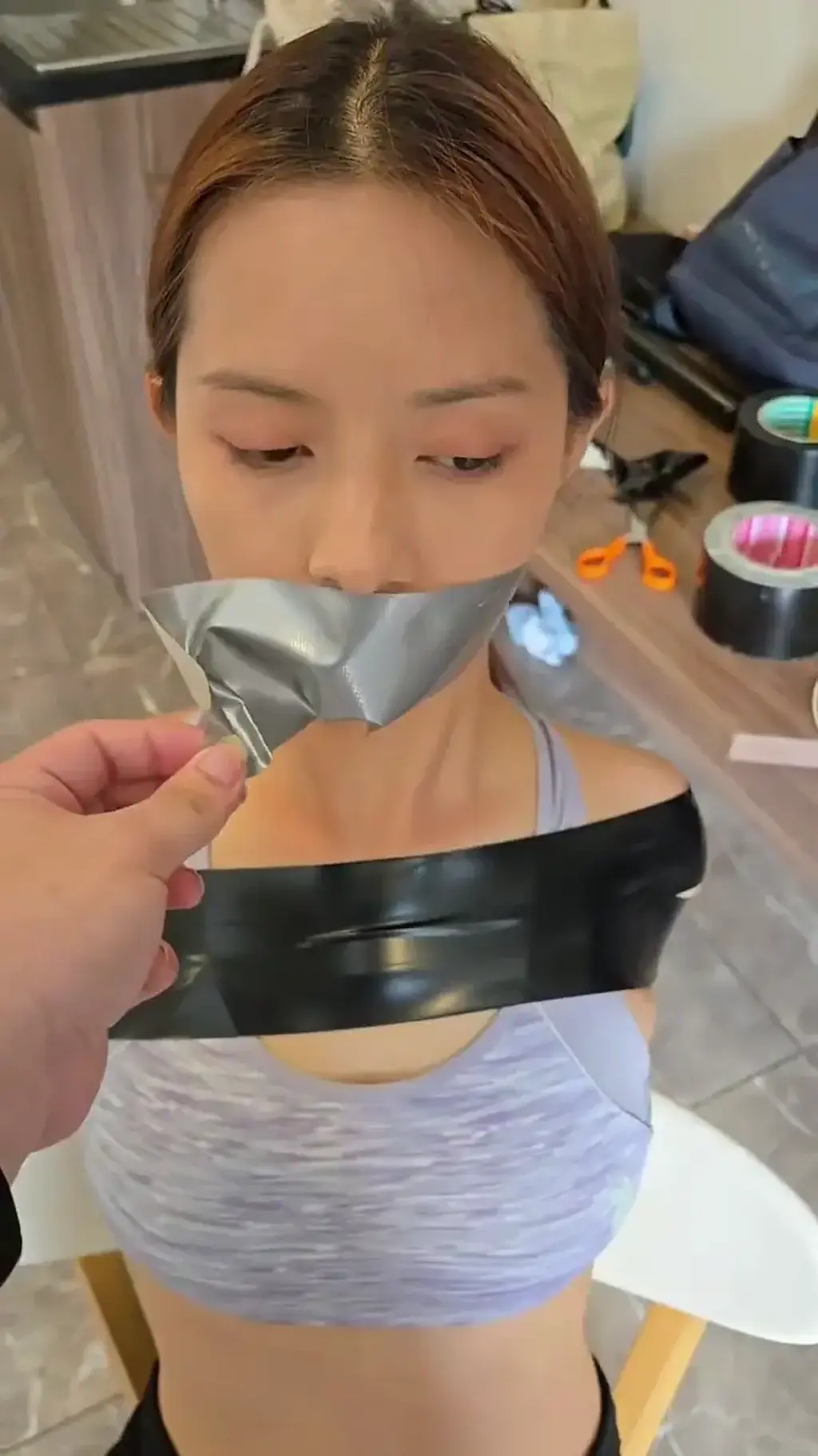 【Tman】【Fah】亚洲女孩嘴上贴着灰色胶带 我想介绍一下我的新作品，这次是与泰国女孩合作拍摄的内容。<br>前几部作品会着重于基础部分。<br>也请大家多多关注我接下来的作品，谢谢！<br>