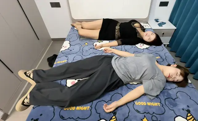 【试镜】坏导演迷晕玩弄双人 坏导演捂晕一个超级大BO妹麦麦还有她的闺蜜娜娜，两个好闺蜜刚开始大家还得多熟练下，有没有喜欢超级大胸的<br>定拍合作请联系QQ2838269780 网盘解压密码bill