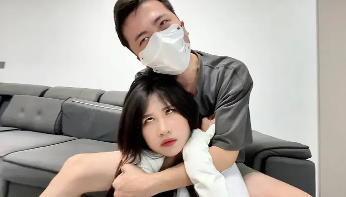 【定拍】特工终局 简介：女主是一名结婚三年，有一个两岁宝宝的人妻。在结婚之前，女主曾是一名特工，通过窃取坏人的宝物和资料来赚钱，并且每一次都是完美完成任务。但结婚后女主金盆洗手，选择成为一名人妻，和老公过着普通人的生活。<br>第一段：老公打来电话，说到最近工作压力大，钱也赚的更少了，这样下去可能会支撑不起这个家庭。女主自从成为人妻后就当上了全职妈妈，钱都由老公来提供，女主想了想对老公说自己打算重操旧业了，取接安全局的委托，窃取黑手党的资料卖给安全局赚一笔钱，以此减轻老公的压力。但老公表示拒绝，他认为女主两年没有从事特工了，应该会变得生疏，而且窃取黑手党资料还有很大风险，因此担心女主安危。女主则是自信地回复老公，自己曾经作为特工无一失手，即便三年没有干了，也无大碍，她表示明天就是结婚纪念日，自己今天要大赚一笔，然后明天带着老公和孩子一起去玩，让老公等着自己的好消息。老公拗不过女主，勉强答应但嘱咐女主万事小心。挂掉电话，女主拿出一个盒子，打开，里面是已经封存了两年的特工服装（找一个大一点的盒子或箱子尽量把皮衣，手套，鞋子，丝袜，棉袜都放在里面）女主感慨道，三年多没有穿了，如今又要穿上它执行任务了。<br>第二段：女主脱下常服（只留下内搭），穿上肉色珠光连裤袜（穿完后给两分钟特写），然后穿上皮衣，穿上皮手套，再穿上一双白棉袜（穿完后给两分钟特写），最后穿上靴子（穿完后给一分钟特写，这次带上全身特写）。她对着镜子看着自己，一边涂口红，一边感叹自己重操旧业，并露出一丝顾虑，自言自语道自己还有原来的实力吗？但转念一想为了老公孩子和过上好生活，立马又自信微笑起来并表示不会失手的（这里涂口红时疑虑到后面为了赚钱过好日子而变成自信的态度，这段转变描写的好一些）。化妆完毕后，她美美地自拍了一张照片发给老公，并附上了一条语音：老公，我出发了，等我好消息吧。第三段：来到黑帮老巢，女主潜入并悄悄打晕正在放哨的黑手党，然后开始搜寻资料。找了一会儿后找到了资料，女主露出微笑。正当她要查看时，被打晕的黑手党也苏醒过来，他从背后勒住女主，没一会就把女主勒晕了。然后黑手党色心渐起，他脱下女主的靴子玩弄着女主的脚。第四段：玩着玩着，女主渐渐苏醒，她立马站起身，拉开与黑手党的距离并做好格斗的架势，黑手党冷笑说：女人，你好大胆子，敢来我黑手党老巢撒野。女主有些担忧，毕竟三年没有与坏人交手，肯定力不从心，她自知正面对决不是她的强项，随决定诱惑智取（加入心理描写）。于是她妩媚地说，我投降了，你不是喜欢玩我的腿吗?只要你放过我，随便你玩。黑手党听见后很开心，立马答应，于是二人坐在一起，黑手党玩弄着女主的腿。女主则是看准时机用杀招剪刀脚锁住黑手党的脖子，他才意识到上当了，于是黑手党放出狠话：女人你竟敢骗我，你完蛋了，我要弄死你。女主则是自大地说被我剪刀脚锁住，你还能反抗吗？该完蛋的是你（这一段要表现女主使出自己的杀招后极度自信的语气和神态，并且剪刀脚锁脖的动作显得稍微涩涩一些，要给足部特写）。然而女主低估了黑手党的实力，他拼尽全力挣脱，并迅速拿出绳子，女主见状起身想要逃跑却被眼疾手快的黑手党勒住脖子，女主开始挣扎，黑手党加大力度并表示一定要勒死女主，女主很不甘心，她想着自己的老公和孩子还在等着她回去，她不能死（加入心里描写）。她想要挣脱但无能为力，只能缓缓地被勒死。第五段：确认女主没有呼吸后，黑手党开始玩弄女主，玩了一会他脱下女主的白棉袜，再玩弄女主的丝袜脚。<br>感谢老哥多次定拍支持并放开交流，定拍合作请联系QQ2838269780 网盘解压密码bill