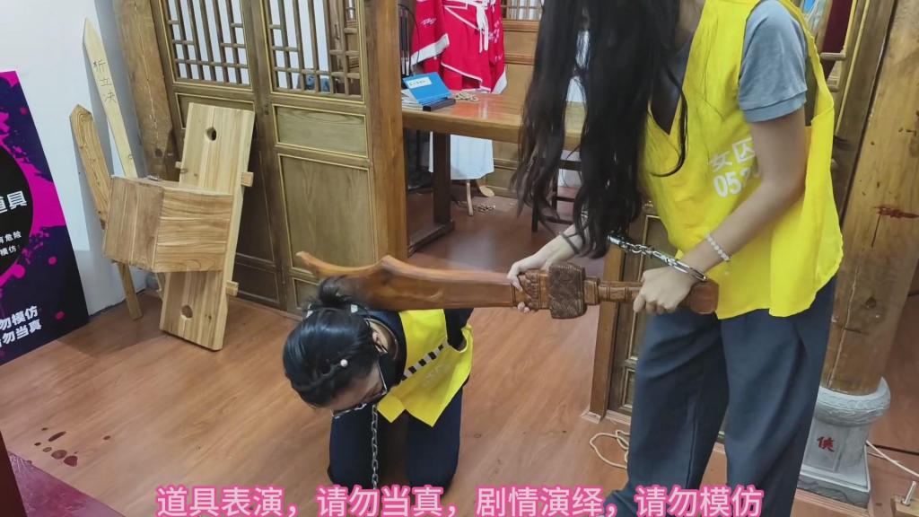 兰兰和小雨囚服扮演霸凌无厘头剧情游戏，手拷脚镣项圈牵引，斩首剧情游戏 束心魔术道具工作室，兰兰和小雨囚服囚犯扮演霸凌无厘头剧情游戏，手拷脚镣项圈牵引，斩首剧情游戏，唯美风格，本工作室摄影技术和剧情拍摄相对一般，无法和专业的摄影师相比，购买本工作室视频请知悉本工作室拍摄的视频短剧内容也许并不专业，本工作室各种古代道具断头台，古装捆绑剧情游戏，金属，木质道具，枷锁，金属站立枷，魔术木笼囚笼拘束架道具审xun椅，各种拷镣等魔术笼子等道具，本工作室秉持，绿色，健康，唯美，解压，为原则，可以体验定拍.            妖狐吧定拍 ，女生加入本工作室  （本工作室只收女生，只收女生，只收女生，很多男生cd问收不收的，我将不再回复！）         qq：3329311459              骗子勿扰，事多者勿扰！！！