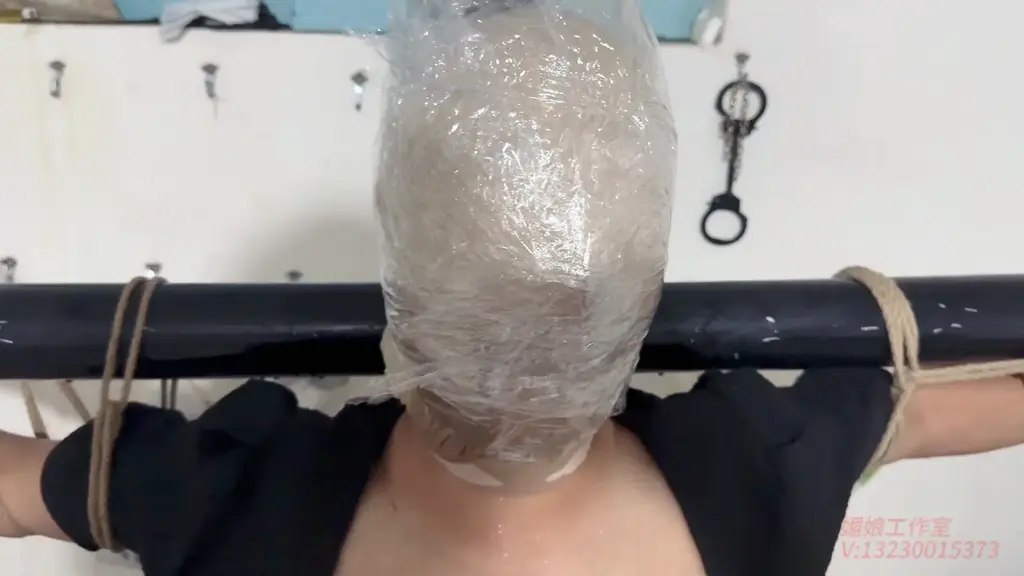 媚娘工作室—线下T验-被自己的N液[X_X]到绝望 媚娘工作室<br>V：13230015373<br>线下T验 线下陪玩 私人定制 全国上课<br>线下T验X展架，老虎凳，在展架上开电击，直到被电到失禁，鞭子抽打身体，抽打下T，玩家口带口撑器，被迫喝下装有利尿的水，没一会就扛不住尿了出来，女主拿出盆接下他的N液，表示一会还有更刺激的游戏等着你。女主将他绑在老虎登上，头上套上丝袜，加上了第一个砖，鞭子不断抽打，女主在想要NN，于是在盆里N了出来，拿出圣水倒在了狗奴的头上，呛得上不来气，又拿出保鲜膜，加强[X_X]，鞭子抽打，加砖，所有的痛苦让狗奴一瞬间无法自己，反反复复，不断地套丝袜头套，放圣水，保鲜膜[X_X]，加砖，只有在被鞭打的时候微微喘气，最后两个ZD棒放在下T,带来无比的强制性K感......