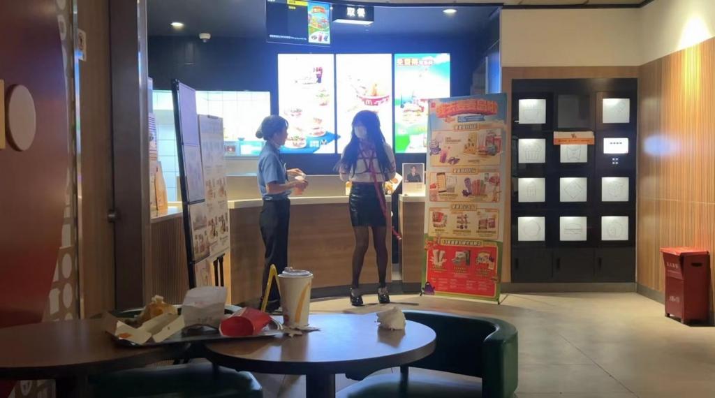 【桃花岛原创】麦当劳捆绑和店员小姐姐互动，户外包臀裙黑丝高跟捆绑外出（下集） <br>接上集桃花跟踪入室被反绑调教，桃花现已沦为主人的母狗，随后便拉着桃花出去户外挑战了一番，嘿嘿，黑丝高跟就是让你走路难受！再把你的脚绑起来，真是一个不折不扣的，骚货呀…<br>一路上很多司机叔叔都在看桃花有一个还在拍照呢，桃花竟害羞地躲了起来，这可不行给我老老实实走！<br>那就把你带到那个公共厕所那边去吧，让那些在公园休息的大爷好好看看你这个被绑起来骚舞弄姿的骚货<br><br>桃花：不要不要，求你了，我以后再也不做坏事，再也不跟踪人了求求你了，主人请不要这样对我！<br>主人：这可由不得你给我走！<br><br>果然不一会就在在公共厕所门口遇到一个兄弟叫了一声说，豪哥豪哥，我..看见东西了！有两个女的在玩sm....<br>给桃花吓得跳在扶手的泥土里去了hhhh<br>随后本想压着桃花去兄弟面前耍耍，桃花实在不敢可惜啦....看来还是得好好调教一番才行。<br><br>既然如此那就给我走路边，让这些开车的司机叔叔好好看看你这个贱货....不想又遇到了一个在公交站台休息睡觉的叔叔...<br>给桃花吓的hhh看来今天有很多惊喜呢...<br>主人：你看那个外卖小哥在看你呢。<br>桃花：小狗就是贱货，应当被所以观众老爷看和羞辱呢....<br>主人：滋滋滋<br>     那就给你安排一个任务，去麦当劳买东西吧<br>桃花：这样真的好吗主人....<br><br>另接户外体验，接定拍，有兴趣的绳师或模特可以来交流，站内私信都会看的，有什么意见的朋友也可以评论或者私信，<br>桃花都会回复滴，希望大家多多支持我们呀，谢谢！有兴趣的小伙伴快来q我吧<span style='color:#b0b0b0;'>[Hidden text will display after purchase]</span><br><br><br>