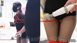 【娜绳工作室】【青柠】172NSGZS-172 ◀犯错的青柠换上了黑色丝袜，双手被反绑在身后，高高吊起，无法触及自己的腰部。<br>为了限制青柠的行动，还特意加上了定制的脚铐，使得她只能一步一挪地前行。每当她经过精心设计并调整好的绳结位置，触碰之下都会令她浑身酥软，然而因绳缚束缚，她无法瘫倒。只能一边被抽打，一边往前走。其实往前走还不是最要命的，因为往前走可以看见路。但是当带上眼罩时，眼前一片漆黑，所有的依赖都被剥夺，听觉和触觉被无限放大。她只能凭借微弱的气流判断方向，脚尖试探着前方的地面，每一步都像踩在悬崖边缘。绳结的位置早已被精确计算，稍有偏差便会触发更强烈的刺激。呼吸渐渐紊乱，汗水顺着发梢滴落，她开始分不清疼痛与[X_X]的界限，意识在黑暗中缓缓沉沦。其次就是倒着往后走倒着走时，身体的平衡被彻底打乱，每一步都需对抗肌肉的颤抖与绳索的牵制。脚下的链条随着动作轻响，在寂静中格外清晰，成为她唯一可依赖的节奏。脚跟先触地，随即承受全身重量，脚心绷紧如弓弦，稍有迟滞便会引来背后的鞭笞。绳结在腰臀间滑动，时而收紧，时而松脱，带来不可预测的刺痛或麻痹。视野依旧被黑暗吞噬，耳畔只剩下自己的喘息与链条交错。意识在重复的痛觉中模糊，仿佛行走在无尽回廊，不知终点是解脱还是更深的沉沦。直至一声清脆的鞭策划破寂静，所有绳结在同一刹那收紧，青柠猛然弓身，脚尖离地，整个人悬于半空。黑暗中的感知被推至极限，肌肤上的每一道勒痕都仿佛有了生命，随着一阵冰冷的空气掠过，青柠的意识仿佛被拉扯进更深的深渊。她无法判断时间的流逝，身体被绳索操控，每一次收紧都像是要把她的意志彻底碾碎。鞭打声再次响起，伴随着锁链的撞击，形成一种诡异的节奏。她的双腿开始不听使唤，每一次移动都像是在与无形的力量对抗。疼痛和[X_X]交织，理智逐渐被模糊，青柠只能在黑暗中不断挣扎，试图寻找一丝清明。然而，这一切仿佛都是徒劳，她的身体早已不受控制，只能在黑暗中无尽地沉沦，仿佛永远无法逃脱这场精心设计的折磨。<br>后面加上[X_X]的加持，[X_X]突然启动，低频震颤从脊椎蔓延至全身，[X_X]的震颤由缓至急，如同电流穿透骨髓，令她每一寸肌肉都在不受控地痉挛。[X_X]从绳结上划过时，原本紧绷的神经瞬间被撕裂成碎片。她猛然弓身，喉咙溢出破碎的呜咽，脚趾蜷缩至极限，脚上紧绷的脚背青筋暴起，冷汗顺着脚踝滑落。[X_X]的频率突然攀升，刺入脊尾时如电流贯穿脑髓，她咬紧牙关却仍抑制不住尖锐的呜咽。绳索在颤抖中再度收紧，勒进皮肉，与震颤形成残酷的共振。意识骤然碎裂，仿佛被抛入无底深渊，感官被彻底撕裂重组。每一次呼吸都牵动全身神经，痛感与[X_X]交融成无法承受的潮汐，在黑暗中反复冲刷她的防线。她的身体开始不受控制地抽搐，泪水无声滑落，淹没在持续不断的机械嗡鸣里。[X_X]的频率忽强忽弱，如潮汐般操控着她的神经，每一次停顿都像深渊的低语，诱使她濒临崩溃的边缘。就在意识即将断裂的瞬间，[X_X]骤然停止，绳索的压迫却愈发沉重。黑暗中只剩下粗重的喘息与皮肤上残留的麻痹感，冷汗沿着脊沟缓缓滑落，绷紧的肌肉在余震中抽搐，青柠瘫挂在绳索间，像一张被拉至极限后骤然松弛的弓。她的意识在虚空中漂浮，仿佛脱离了躯壳，又似被无形的手拽回现实。冷空气舔舐着汗湿的肌肤，绳索的压痕在皮肤上烙下暗红印记。<br><br>大号QQ：642462518，有需要的加<br>备用QQ：3681234217<br><br>绳缚镣铐体验室初步建成，欢迎前来咨询体验<br>地址是在黄岛<br><br>另外，工作室诚招模特，仅限女生（CD，跨女还请勿扰，多谢合作）欢迎咨询<br><br>➡需要定拍的可直接加我的联系方式，模特可接定拍，一般当天出片。<br><br>↓   ↓   ↓   ↓   ↓   ↓   ↓   ↓   ↓   ↓   <br>✅主页：https://www.linzijun.app/@nashenggzs<br>✅QQ：642462518   备用：3681234217<br>✅微信：Nashengliaokao<br>✅推：@NashengQN<br>↓   ↓   ↓   ↓   ↓   ↓   ↓   ↓   ↓   ↓   <br><br><br>---------------------------------------------------------------------------------------------------------------------------------------------------------------------<br>㊙【解压密码】[-H] NSGZSQN     在下载后解压的文件里  为防止被封，建议根据所给的提示请修改后缀名后观看。建议下载后观看，防止被封，请勿在线观看。如果是电脑端，可下载后修改后缀名可观看 [-H]<br>---------------------------------------------------------------------------------------------------------------------------------------------------------------------