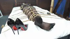 试炼工作室定拍————倩倩放置捆绑+严密床缚+郊狼电击折磨 这个视频本来应该只有床缚的内容，试炼第一次拍的时候拍成了单纯的放置，但是主动提出为我重拍，十分负责。倩倩被严密地束缚，在电击刺激下的真实反应十分有趣<span style='color:#b0b0b0;'>[隐藏文字，购买后可见]</span>