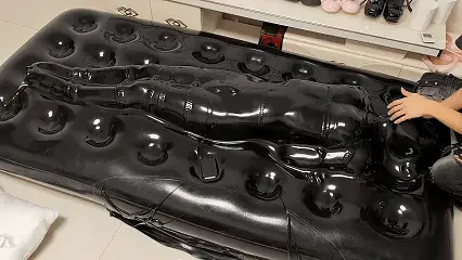 【一颗露露子】丸子头裸体日式捆绑驷马放置，被绑着送进真空床吸紧，按摩调教和郊狼电击 【一颗露露子】丸子头裸体日式捆绑驷马放置，被绑着送进真空床吸紧，按摩调教和郊狼电击<br>露露来体验新道具了袜~先把裸体的露露捆成日式驷马，放起来挣扎会~<br>随后就被转移到真空床上，依旧是日式并腿捆好，在进入真空床之前的最后挣扎————<br>在一阵子忙碌之后也是被送进真空床狠狠吸紧调教了，双重的束缚和剧烈的挣扎，不断用棒棒按摩，不知道里面会流成什么样子呢？~<br><span style='color:#b0b0b0;'>[隐藏文字，购买后可见]</span><br>解压后将mp4x后缀改为mp4<br>定拍QQ：3415219771