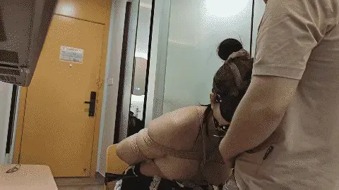惜缘工作室出品。同事把母猪老婆绑起来送过来改造。母猪一直反抗，无奈被绑起来赌上嘴，只能接受调教 惜缘工作室出品。同事把母猪老婆绑起来送过来改造。母猪一直反抗，无奈被绑起来赌上嘴，只能接受调教<span style='color:#b0b0b0;'>[隐藏文字，购买后可见]</span>