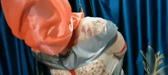 悬吊包裹 奴被五花大绑.悬空吊起.......惨遭丝巾水闷...又被装袋....这还没完.又被3层棉被包裹.....精彩继续请欣赏.......
