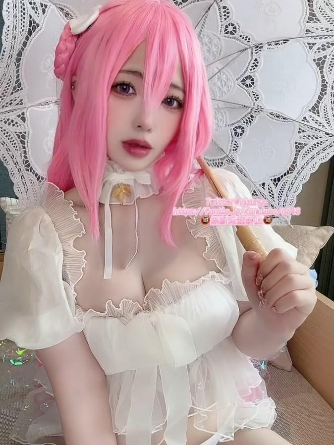 NIK◯E/ド◯シー自撮り???? 小姐姐这次Cos的是NIKKE胜利女神里的桃乐丝，也就是Doro的原型人物。一番展示后，小姐姐用假杨局和[X_X]玩了个爽。<span style='color:#b0b0b0;'>[隐藏文字，购买后可见]</span>