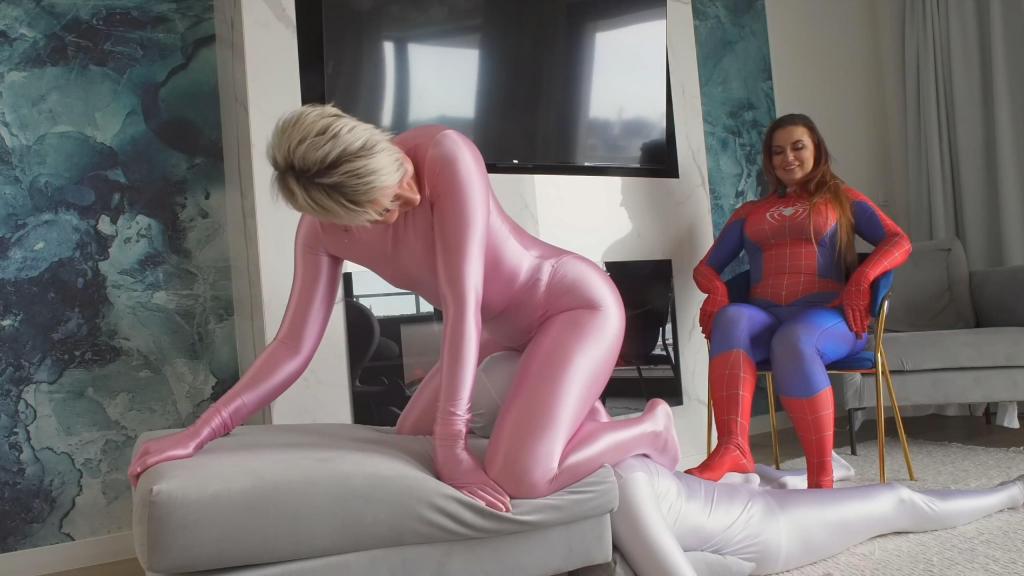 Pink Ruslana Ride Face Of Zentai Man And Spiderwoman 完整标题：Pink Ruslana Ride Face Of Zentai Man And Spiderwoman Weronika Splash His Balls And Perform Footjob - Part 2<br>鲁斯兰娜和蜘蛛女维罗妮卡在zentai和男人玩得很开心。Sex Ruslana坐在男人的脸上，她闪亮的弹性屁股和Weronika在胜利的姿势中用她的脚踩在男人的[X_X]上。<br>Ruslana and Spiderwoman Weronika have fun with man in zentai. Sex Ruslana sits on man face with her shiny spandex ass and Weronika use her feet on man dick during victory poses.