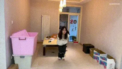 19岁大学生第一次被绑 体罚训练蹦跳 坐到地上捡物品 双脚捆绑，慢慢移动向前走 后面花絮采访 19岁小美女，大学生第一次被绑，今天来体验体罚训练蹦跳，上面日式捆绑双手绑起来，双脚也绑起来，把物品放到地上，看他怎么捡起来，让他围绕着大客厅蹦跳两圈，双脚挨着地面，慢慢向前移动，后面加心灵访谈  花絮采访。，，，  本工作室提供绳艺捆绑模特服务、室外定拍，室内定拍，体验女绳师捆绑服务、体验长时间囚禁服务、绳艺教学培训、专业麻绳销售、作品私人定制、模特原味丝袜出售等，另外本店招募同好合作伙伴。定拍约拍。v:a156185529 注明来意  不闲聊  <br><br>QQ 156185529注明来意  不闲聊<br><br>解压密码168168