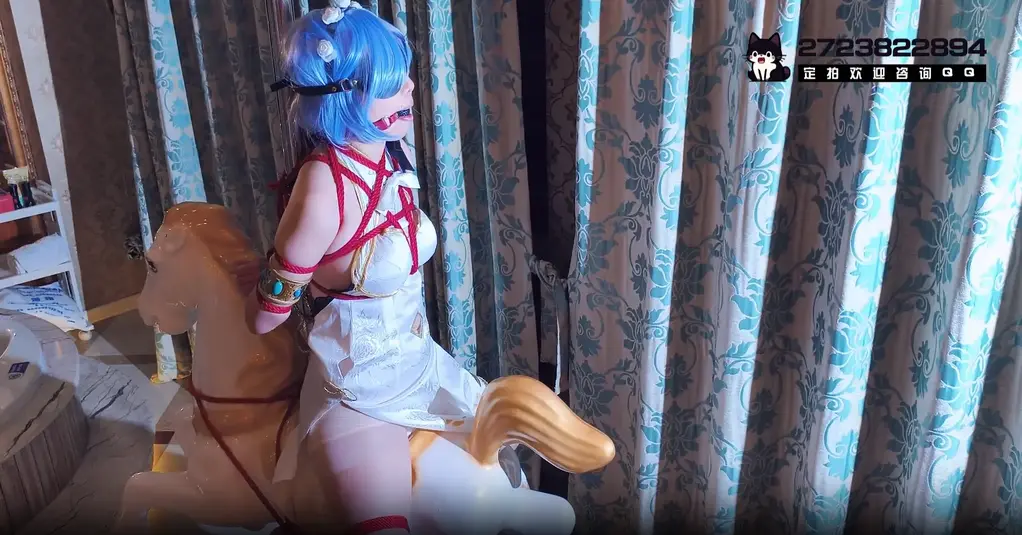 【BadCat】【蕾姆旗袍cos】五花大绑木马放置 双棒刺激 强迫走绳 日式驷马 揉熊 强制GC 大家好，我们是BadCat工作室。求关注 求关注！！！<br><br>【最新资讯】<br>本月天津之旅顺利结束 各位之前排单的老板的所有双人视频都已经拍摄完毕 近期会逐一发布<br>10月依然会有和雪儿工作室的联动 如果还有老板想看本喵和雪儿的视频 也欢迎继续定制<br>提前透露下 十一期间 定拍 尤其是cos类定拍 会有优惠活动 具体细节之后会在VX和QQ朋友圈发布 敬请期待<br>目前其他平台的盗版视频日益猖獗 我们这个小作坊还是希望大家能够多多支持！<br><br>BATCAT 工作室专用QQ 2723822894<br>业务咨询 线[X_X]验等事务 欢迎加他<br>个人VX 从即日起 增收门槛 主要是近期一些其他平台的乱七八糟的素质低下的人来加V 本喵实在不想再接待了<br><br>PS:工作室定拍收取的订金 一旦收取 没有特殊原因是不予退还的 这里必须说清楚 望各位定拍的粉丝知晓<br>定金的目的就是约束双方履行承诺的 如果真的因为后续原因 客户资金不足或其他原因 那只能按客户跑单计算<br>如因本工作室原因 会予以部分补偿 或全额退款 <br><br>【模特信息】<br>本工作室模特目前：小雨 雅楠 本喵 雪儿 都可接受定拍！有需求的宝宝可以联系我们！<br>感谢大家的支持 15号 我们天津见<br><br>【工作室推特】@surelovemeng 工作室X刚刚成立 喜欢的宝宝欢迎关注！！<br><br>【关于本作】<br>本次的定拍来自一位喜欢蕾姆粉丝 赞助了一套蕾姆旗袍 前面的捆绑方式是客户要求的 包括强迫走绳 揉熊 跪缚 驷马 口球口水等内容 本来客户的意思我觉得应该是让我挣扎 结果表哥看本喵这样 色心大起 直接命令上了 虽然本喵心里不爽 但一想到这样还挺新奇的 于是就半推半就的随他了 后面他玩着玩着忽然下面就硬了起来 在本喵背后直接顶住本喵的后腰 搞得我异常尴尬 所以其中有时候本喵其实是在努力推开他的 哪知道他被本喵一推 反而更硬了 不停在本喵后背上摩擦 其实本喵也可以理解 毕竟表哥没有女朋友 又特别喜欢二次元 本次的蕾姆也是他喜欢的角色 有点这种反应也正常 但本喵毕竟是他的表妹 这样总感觉有些尴尬 之前其实本喵也和他说过这种事 但是毕竟是表哥 而且顶多是占点便宜 知道他有色心没色胆 而且说不定观众们也喜欢看这种情节呢 所以也算是默许了一半吧 总之这次被表哥玩弄得异常难受 好不容易完成了客户的定拍内容 结果发现宾馆里面有个木马 在帮我解开绳子之后 又以试绳子为由 把本喵五花大绑的捆在了木马上 虽然说本喵小时候经常喜欢坐旋转木马 但是被这样羞耻的捆在上面 这还是第一次 尤其是双腿还被悬空 重量都集中在两腿中间 简直难受死了 于是让他赶紧把本喵放下来 结果他却变本加厉 给本喵直接上了口球和眼罩 在本喵不知情的情况下 又加录了一段木马的内容 嗡嗡声伴随着表哥的挑逗 本喵就这样在木马上连续几次又达到了gc 事后狠狠的让他请吃了一顿豪华早餐 这才勉为其难的原谅了他！吃完早餐回家的时候 表哥在路上还和我说 若干年以后 我们各自成家 回想起这段经历 会不会像日记一样 有一种别样的感触呢 嗐 谁知道呢 我们本来就是生活在这个世界里的NPC 或许不应该那么的多愁善感吧 以后的事 以后再说咯！<br><br><br>【关于定拍】<br>我们这个工作室是一个新成立的小作坊，拍摄的都是一些清水擦边的作品。目前工作室就我和我闺蜜以及我的表哥。最低600就可以订拍！同时也欢迎大家赞助服装！马上秋天了，可以穿很多好看的小裙子了，有想看我们穿的宝子们，还不赶快动手联系我？<br>另外工作室紧缺cos服，有想看cos捆绑的可以尽情赞助，可享受部分优惠。随着工作室的逐渐步入正轨，这种福利就快要到期了，到期后，赞助服装将不再享受优惠，望周知！<br>本工作室不接各种大尺度或者裸露的定拍，不露脸，只是因为爱好并且想分享出来赚点零花钱而已，那些想歪的和喜欢大尺度的就不用联系我了！<br>最后有什么有趣的玩法剧情或者想让本喵穿的衣服也可以联系我们哟！<br><br>【关于体验】<br>有经济实力的再  ！！！！<br>大概流程和之前的视频大概一致，可以以那个作为参考！玩法可以商量，但是不要提什么裸露哪里的，这是线[X_X]验，不是别的！还有地区太远想考虑下的什么的也请想清楚能不能来，再联系我！<br>玩这个纯粹因为个人爱好，不想涉及黄X之类的东西，健康紧缚为主。最近也总是接到询问价格之类的问题，这里统一回复一下，想线下约绳子的，必须要能接受我和我表哥一起的，如果不能接受，也就不用相互打扰了。然后太重口的也免开尊口！<br>线[X_X]验五张起，如果没有一定的经济实力，或者路途太远以及过很久之后才来的那种，也可以不用加我啦！本来线[X_X]验就是有一定的危险，我一个刚毕业的大学生，自己出去确实不安全，所以希望大家也能理解一下。<br>我和雪宝两个人也在努力学习绳子，如果辽宁附近的姐妹想一起拍视频或者约绳子，这边还是十分欢迎的！像这种视频之类的本来就属于小众圈子，希望大家都能购买正版渠道，不要未经允许私自传播。<br><br>【关于招聘】<br>女生优先！！姐妹优先！！本喵特别想认识辽宁鞍山附件的女生一起玩绳子！暑期正好！！到底有没有鞍山附件能一起玩的姐妹呀！！特别需求！！！<br>其次是伪娘，伪娘这边应聘绳模是没有工资的，但如果相貌身材优秀的话，是可以长期互勉拍摄的，能接受的联系我！不能的话就免开尊口啦！我和我雪宝最近也在努力练习绳子，如果有优质伪娘也可以长期给我们当练手的模特，现在紧缺，可能会找两到三个长期稳定的一起合作，名额有限，有意者请赶紧联系！<br><br>【写在最后】<br>【BadCat专用麻绳】也上线了哦，品质绝对过关，现在和之后的视频我们也会用自己生产的麻绳来进行，有需要的朋友欢迎联系我们。后续我们也会逐步开发各种道具，希望各位能够多多捧场。<br>【BadCat原味丝袜】最近天气越来越热，家里存了一批没来得及洗的丝袜，黑丝白丝肉丝都有，包括视频里和塞嘴里的，有需要的朋友也可以联系我们，加好友时留言妖狐吧原味，可享原味包邮服务，每人限一次哦！<br>联系方式统一加QQ：2723822894  仅限业务咨询 想加VX的需要门槛  闲聊勿扰！重申一遍，闲聊勿扰哦！聊那些颜色内容还有发奇怪照片的朋友们，就不要浪费彼此的时间了，谢谢大家，我们下部片子见！