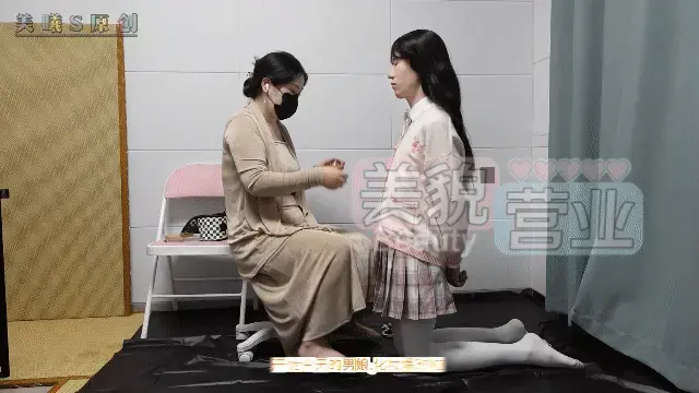 囚禁捆绑篇《素人改造伪娘第四期》素人体验一天一夜的捆绑囚禁 连体口球、坐缚、驷马吊头、强制捆绑榨汁、SP、打脚心、放置、镣铐囚禁 来体验囚禁的秋月小伪娘，一如既往的塑造妆容，化妆完成被捆绑起来玩弄，SP、打脚心、强制榨汁、驷马吊头放置，连体口球带着后面拉个绳子低不下头，最后带着镣铐囚禁狗笼，接下来等着是没有任何电子设备的囚禁，只能被绑着或者带着镣铐发呆在或者狗笼子固定惩罚，随时接受主人的调教任务和命令。<br>喜欢囚禁的也是一部必看的甄选。喜欢长时间的捆绑放置的，狗笼囚禁的也可以加下方联系方式咨询体验。<br>♠ 接绳艺捆绑紧缚定拍，有需求的可以联系伪娘、女生都可以定拍。<br>♠ 当然欢迎大家投稿定拍各种作品以及剧情片，竭力创作。<br>♠ 一心追求绳艺 探索各种姿势的奥妙 追求极致的捆绑艺术<br>♠ 专注紧缚捆绑而不失紧缚带来的体验感<br>♠ 工作室提供免费化妆服装体验（圆同好朋友一个女装梦）<br>♠ 以上模特的化妆均有本主亲自塑造<br>♠ 支持原创是我们创作的最大动力<br>♠ 网盘解压密码：<span style='color:#b0b0b0;'>[隐藏文字，购买后可见]</span><br>♠ 定拍视频、约拍视频、预约体验（伪娘、男生都可以体验）、原味衣物道具出售!!!详情加下方联系方式咨询<br>♠ 联系方式：Q<span style='color:#b0b0b0;'>[隐藏文字，购买后可见]</span> 备用Q<span style='color:#b0b0b0;'>[隐藏文字，购买后可见]</span> V<span style='color:#b0b0b0;'>[隐藏文字，购买后可见]</span><br>♠ 诚招山西附近的女M、伪娘 有兴趣的可以加上方联系方式咨询!免费化妆 不要发邮件！！！！发邮件咨询一律不回！！