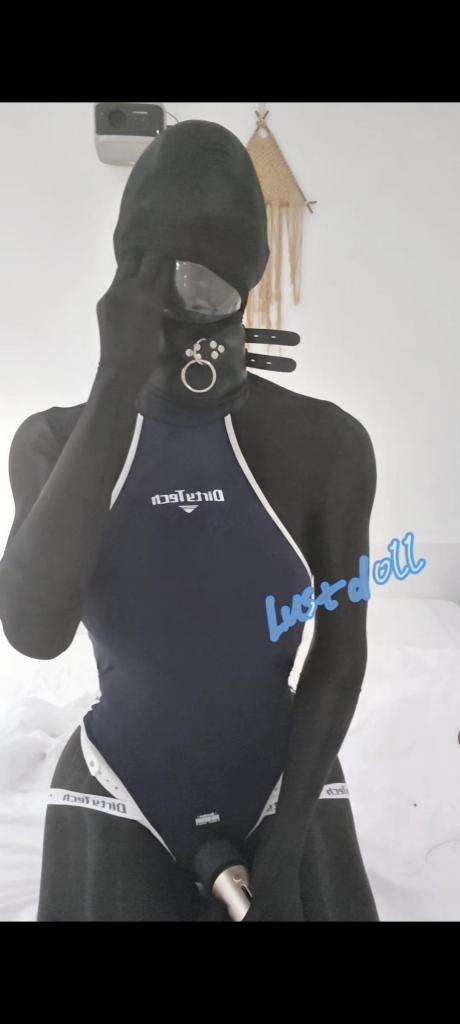 油光布多层头套+避孕套[X_X]语言调教版 大家好 这里是lust 这次视频是一个调教视频 希望骚狗狗们带上cb锁 和主人一起玩吧 但是由于面具开口不大 一些声音听不清 确实有些恼火 回到正题 lust换上了新的mask 感觉是一个非常御姐的形象呢 lust最里面是黑色油光布打底 然后在外侧套上了一层丝袜 又使用白色贞操锁将[X_X]狠狠地锁起来 不让骚狗狗看到大叽霸 骚狗狗是不是很馋呢 lust一边语言调教骚狗 一边自己摸了起来 欲望来越来越高 然后带上了网纱头套 朦胧的面部 骚狗狗应该很喜欢吧 然后又的带上了一层油光布头套 完全看不清主人的脸了呢 骚狗狗是不是很喜欢啊 随之呼吸的急促欲望开始上来 lust拿出了避孕[X_X]头[X_X] 感觉避孕套随着呼吸上下浮动真的超级瑟 然后在[X_X]的推动下一次次冲击着[X_X] 中途差点没有自己缓过气来 还好扣爆了避孕套 然后又将头套都脱下 就剩一层面具然后又带上了避孕套 冲击着[X_X] 超级舒服 狗狗有和lust一起[X_X]吗 希望大家喜欢这个剧情 想观看更多欢迎关注lust的x：@Dream_magicdoll 有定拍的老板也可以私信哦 感谢！