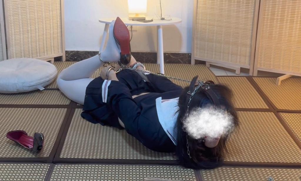 【柚里】全金属定时锁驷马自缚➕马具口球连脚强制抬头，这个姿势痛并爽着… 第一次自己体验这个姿势，不得不说真的很有感觉…把所有钥匙用定时锁锁在木盒子里面，保证在时间结束之前打不开木盒子，然后把马具口球头顶的环和脚用锁链连上，再铐上手铐形成驷马，然后就享受咯～<br>另外浅浅宣传一下小屋，可加q了解！谢谢各位！