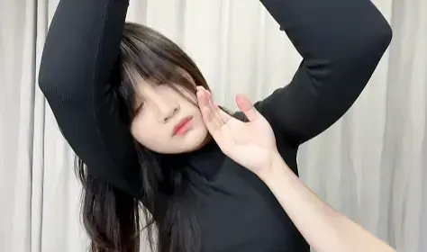 【比尔】失败的特工(吊手绑皮鞭-扇耳光-针扎胸-锤肚-绳[X_X]玩弄) 女特工欧欧搜查证据被黑恶老六逮到，严刑逼问，"到底是谁指派你来的！"<br>皮鞭抽打，扇耳光，这妹子还挺烈性，对着老六的耳朵就是一口，还死口不说，那就别怪使用特殊手段了，打晕后双手绑着，<br>拿起针，狠狠地刺进她的胸部，对着肚子一顿锤，得到想要的后，那留着这女特工也没用了...使用细麻绳对着脖子狠狠地处理掉！<br>定拍合作请联系QQ2838269780 网盘解压密码bill<br>