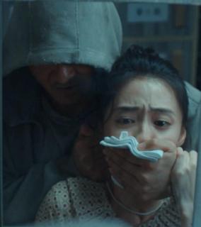 国产剧KB片段 美女被歹徒迷晕，装进行李箱绑走，她能得救吗？