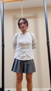 美女体验紧缚 美女体验紧缚，不过很遗憾没有给美女带上口球，脚也没有绑上，