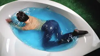 Fully Clothed Girl in Skinny Jeans and Leather Jacket Gets Soaking Wet in Bath 这是奥尔加，我的新湿造型模特。她是一个非常漂亮和运动的女孩，所以这次拍摄会很棒。为了这次湿漉漉的冒险，这位年轻女孩决定穿上一套经典的服装——蓝色紧身牛仔裤，里面是黑色连裤袜，浅色衬衫和黑色皮夹克。我们还选择了我摄影棚里的这个白色大浴缸作为润湿的地方。首先，我们传统上会穿着干衣服拍一些照片，直到浴缸里装满水。穿得整整齐齐的女孩看着水，此刻她唯一想做的就是尽快把衣服弄湿。于是，这位黑发女孩坐在浴缸边上，拿起一根水管，开始往牛仔裤和连裤袜上泼水。她的连裤袜渐渐湿了，开始发亮。这位看起来湿漉漉的模特继续倒水，直到她的牛仔裤也完全湿透。然后，那个穿得整整齐齐的女孩站了起来，继续穿着紧紧粘在臀部的湿漉漉的牛仔裤摆姿势。我们拍摄了一段简短的湿视视频，您可以清楚地看到整个湿视过程。然后，女孩继续往夹克和衬衫上泼水。水顺着女孩的皮夹克流了下来。然后，那个穿着湿牛仔裤的女孩跪了下来，开始往夹克上泼水。一切都变得湿润而明亮。然后，穿着完全湿衣服的模特脱下湿透的夹克，躺在浴缸里。现在她所有的衣服都湿透了。她的头发也完全湿了。正如我起初所说，奥尔加是一个非常运动的女孩，所以她的姿势非常灵活多样。