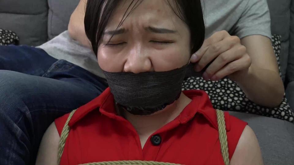 抢劫女友（美女规劝男友不要赌博却反遭捆绑堵嘴） 美女小雨男友向她借钱，小雨表示之前刚刚借过，肯定是男友拿去赌博了，她规劝男友不要赌博。<br>不料，男友却将小雨迷晕，将其捆绑结实，脱下小雨腿上穿的灰色连裤丝袜塞入她的口中，并用胶布封好。<br>小雨艰难挣扎，却碰上返回的男友，将其更加严厉捆绑起来，并被男友拿小雨自己穿过没洗的一条紫色原味内裤塞入口中，用胶布绷带多圈缠绕封死。<br>最后，小雨的男友用胶带绷带缠绕封住小雨的眼睛，带着抢来的财物拿去赌博了。<br>小雨在黑暗中剧烈挣扎着，最终无济于事，减小了挣扎幅度在黑暗中喘息着。<br>看点：日式捆绑，原味连裤丝袜内裤塞嘴，胶布绷带缠绕封嘴封眼，逃脱未遂。