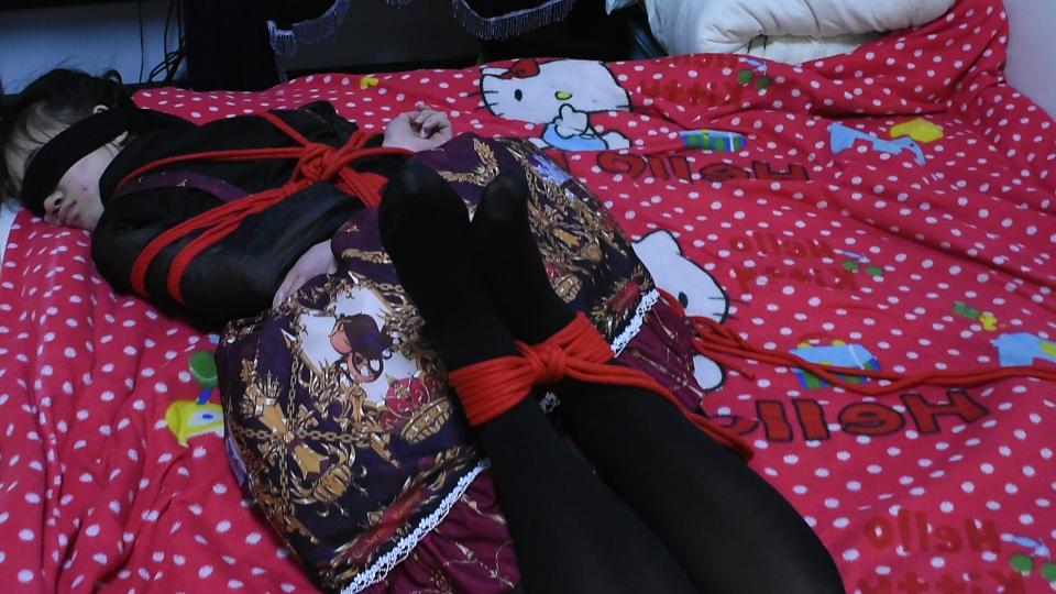 【第一人称】暗黑系Lolita女友竟然为了一杯奶茶“自愿”被我玩弄 小女友在家天天吃零食都长了好多痘痘了今天竟然还要咱给她买奶茶，想必应该做好被我惩罚的准备了吧。<br>当然奶茶可以喝，不过嘛~（掏出绳子）得看自己努不努力啦。把手绑起来，黑丝腿也绑起来，然后连在一起绑成驷马。<br>黑丝蒙上眼睛，去找我的手机吧~找到就有奶茶喝哦，当然不会那么顺利啦，悄悄挪一下手机，挠一挠黑丝脚和纤腰，嗯~今天没有带口球叫得格外好听呢，而且一如既往的怕痒，但是这样不是更加让我想要欺负你么（露出了坏坏的笑容）<br>PS：本视频为妖狐吧独占未经允许禁止转载。