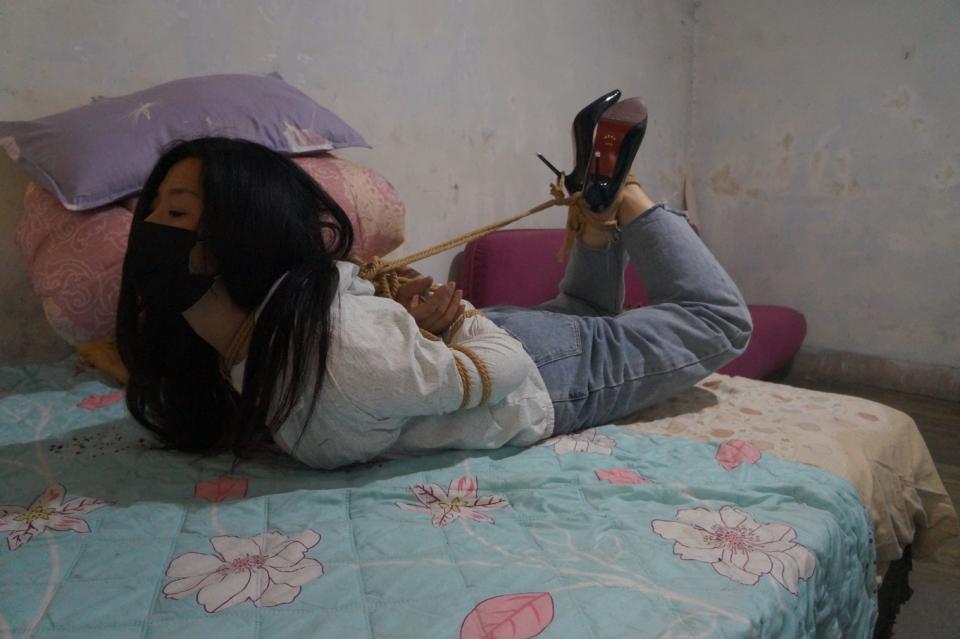 良家妇女之大美女的首次接受KB驷马，美女超级身材好。熟女驷马 挣扎 后段加入熟女调教 第一段视频是首次体验的良家妇女，值得大家收看，最后驷马 挣扎 狗尾巴强制塞入视频，精彩多多<br>玩的多 绳艺原创作品，全国范围内诚邀绳模加入，纯净捆绑，健康游戏！绳模应聘、约拍、定拍、请加QQ3434165212，加友请备注论坛注册名、来意。  <br><br>【片      名】良家妇女<br>【时    长】00:48:13<br>【大    小】1.78G<br>【分 辨 率】1920×1080<br>【影片拍摄】玩的多