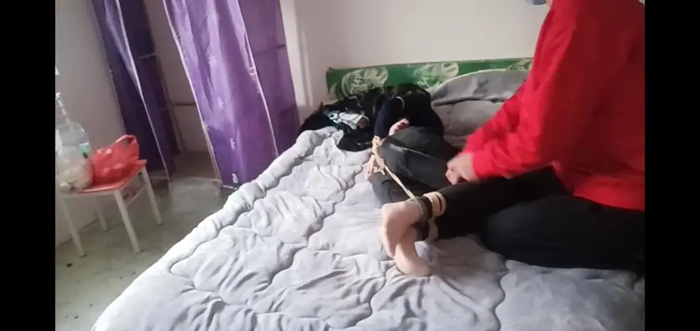 女教师的灾难 文默是一名小学老师，今晚她正常下班回家，一开门，发现自己家里有个男人，还没等她反应，便被那个男人捂住口鼻，一会便没知觉了，等他再清醒的时候，发现手脚全被绑住了……<br>可定拍，出售原味，联系微信：momoyiersan123