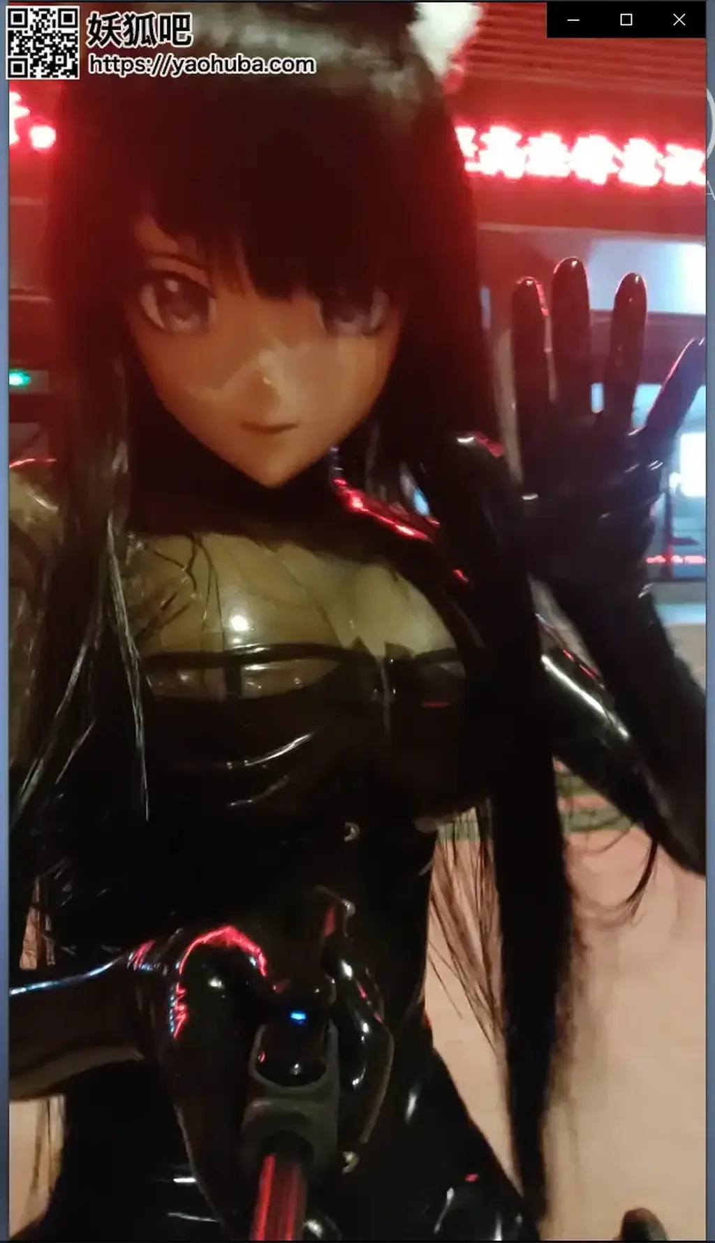 Kigurumi半透胶衣双棒刺激外出play 为何这个视频鸽了大概2周呢，原因的话就是说之前淘宝那边有一家新店价格蛮便宜的就打算试试，结果呢那家店可以说是出乎意料的差，真就是什么都不懂只了解图纸上的的那点除此之外还得从各个角度和他们讲他们才能理解，然后就拖到了现在。不过呢的确虽然这次出了视频，但是很明显我还得寄过去让他们改，毕竟就算我把胸前的挡片去掉也是照样装不下我那巨乳，就很难受了。之后呢这个视频是昨天半夜出去时录制的片段结合起来的，表面上我并没有走太远，而实际原因是附近再进行一些城市以及小区改造，所以路就不怎么好走，我就干脆就近玩了玩就结束了。