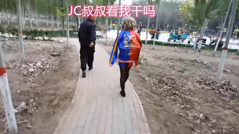 HD飞天原创:云儿COS服装五角星紧缚外出，下装秘密武器，全程遥控控制，所到之处，人们都要看几下胸前的绳子和服装、终于得到了大家的关注，心里好美...... 云儿首次COS服装外出，原味白丝堵嘴，一出门遇到了老大爷，老人家好奇地一直看，吓的云儿赶紧走，刚走两步、又遇到小两口，反反复复想躲开人家，越躲遇到人越多，还不时地被遥控控制一下，真是六神无主，慌忙脚乱地走到小树林，又遇到了JC叔叔，竟自言自语地说，看我干吗......全程表现不错、直接押向饭店强制喂食去......<br>需要定拍、约拍的客户请加QQ272728243并且面向圈内长期招聘女M、女绳模，CDM请勿扰，伪女滚远点，不要加本人。