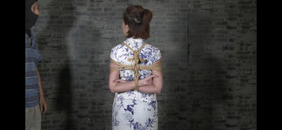 星儿捆绑镣铐体验 唯美之家出品模特星儿体验镣铐最后还被捆绑一个腿还被掉了起啦影片不错值得大家购买一下  不喜欢的勿喷哈