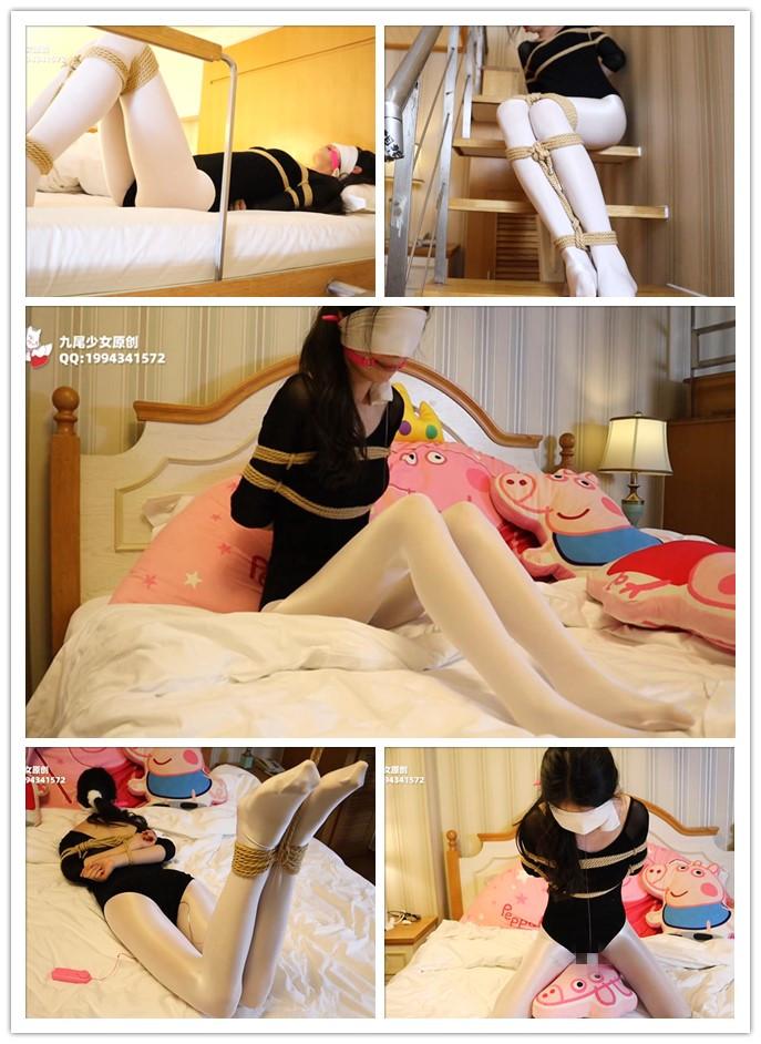 【九尾少女】小M紧身体操服，闪亮白丝大长腿，在被窝中遭到全身捆绑，蒙眼塞口球中艰难下楼梯逃跑，被捉回后多重刺激调教 小M九尾妹子换上黑色紧身体操服，穿上油亮的白丝，结果在睡觉时遭到了全身捆绑<br>艰难的流着口水下楼梯逃跑失败，被捉回后捆绑TD多重刺激调教<br>最后彻底放开了自我，在捆绑振动下身体开始了肆无忌惮摇动<br>