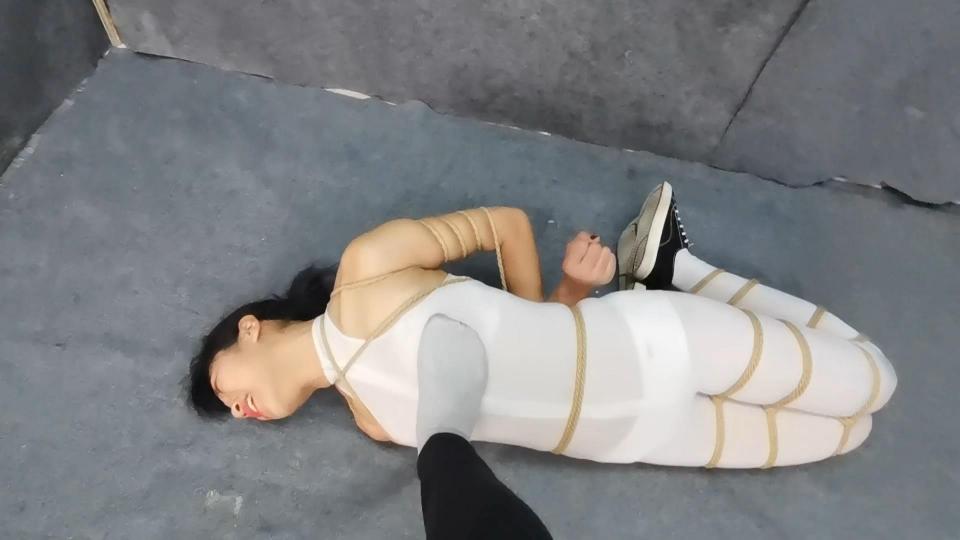 HD飞天原创:云儿五花紧缚驷马热身，觉的不够刺激、来个超级刺激的，K9架紧固脚底滴腊，强行带上防毒面具连接到负压瓶上，惨遭拍打、TK，痛苦难忍，无法形容....... 云儿K9架紧固，本来非常难受的样子，在来点刺激的，脚底疯狂滴腊，随即带上防毒面具，加上SP拍打、无限TK顿时浑身疼痛，骨头架子像散了架子一样，最后彻底瘫痪......<br>需要定拍、约拍的客户请加QQ272728243并且面向圈内长期招聘女M、女绳模<br>