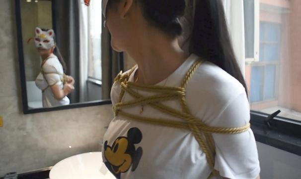 明日叶小姐姐的紧缚TK体验，憋笑好痛苦 还是绳艺 TK向，加入了不少第一人称视角，这次作品质量比上次就要好多啦。<br>绳艺的观赏性和拘束性感觉都达标了，美中不足就是绑得太紧把小姐姐绑痛了，事后赶紧道歉。<br>这次小姐姐被TK得有些憋屈，酒店工作人员不知是特别敬业还是咋的，全程都在门外窸窸窣窣，还有好多次工具碰门的声音，弄得小姐姐想笑又放不开。<br>总之绝对比上一部要精彩啦，欢迎支持原创，价格也绝对亲民~